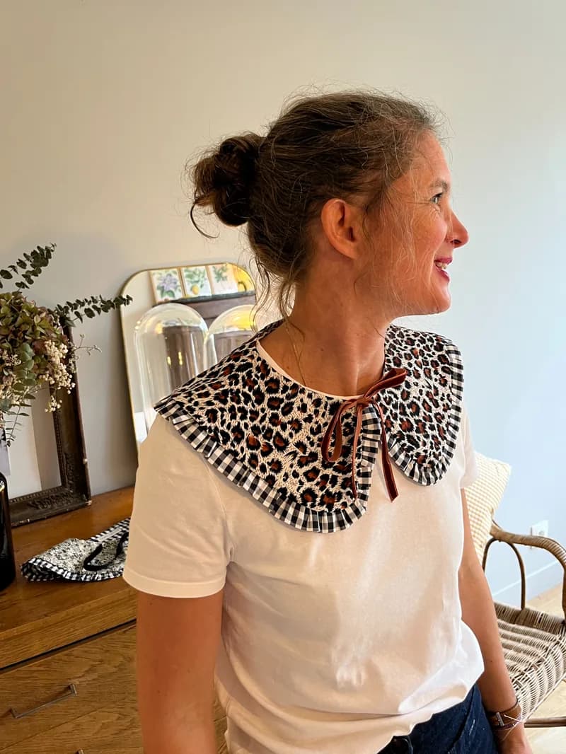 Femme de profil portant un col claudine réversible léopard et vichy noir noué d'un ruban cuir — accessoires fait main By Mésange