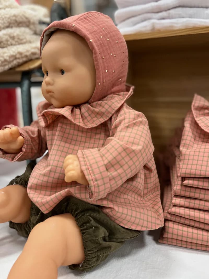 Poupée bébé habillée By Mésange — blouse carreaux rose, bloomer velours kaki et béguin en gaze pailletée fait main