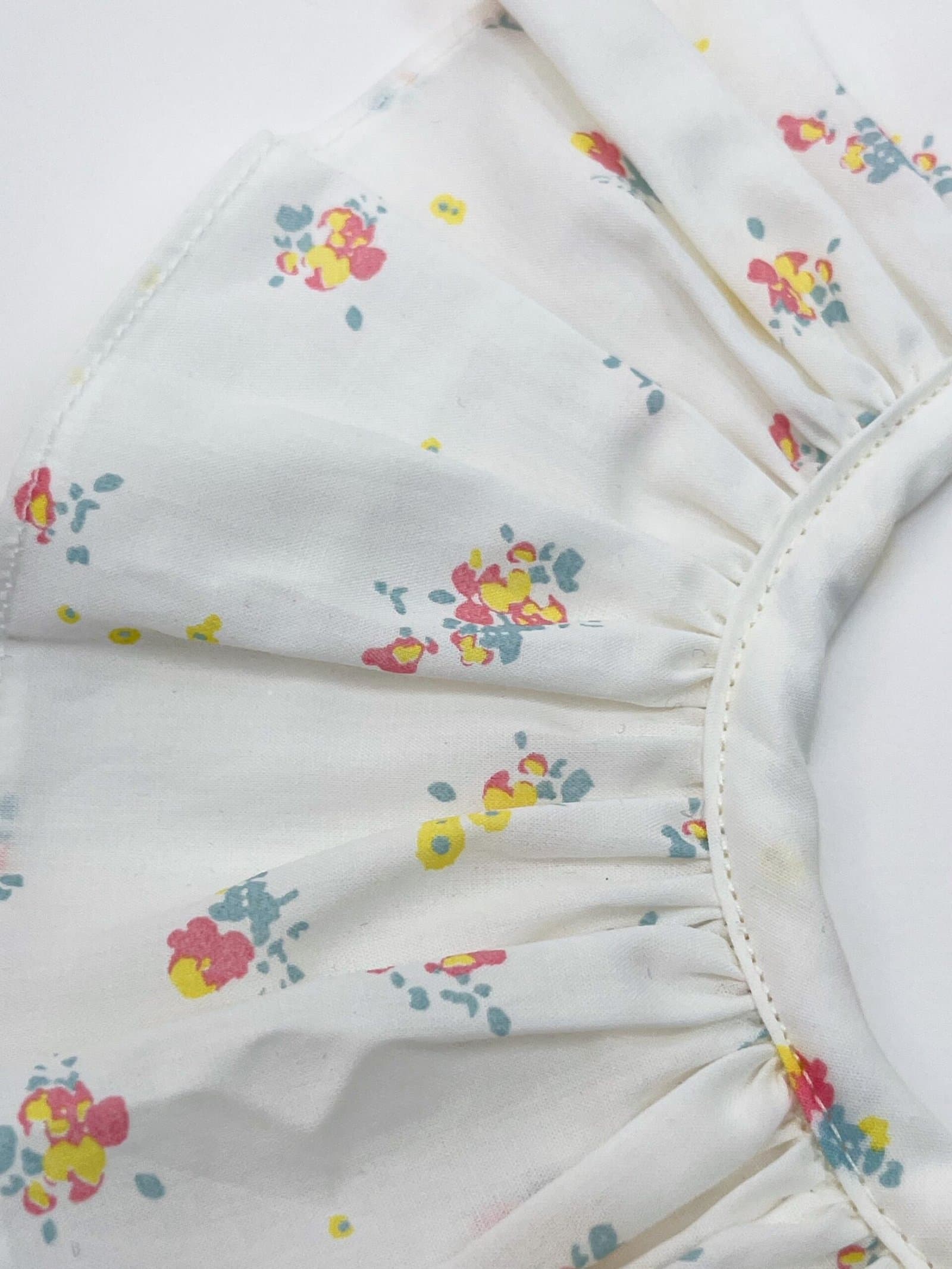 Capucine fleurettes – Col amovible enfant coton floral pastel, coupe volantée – By Mésange fait main France