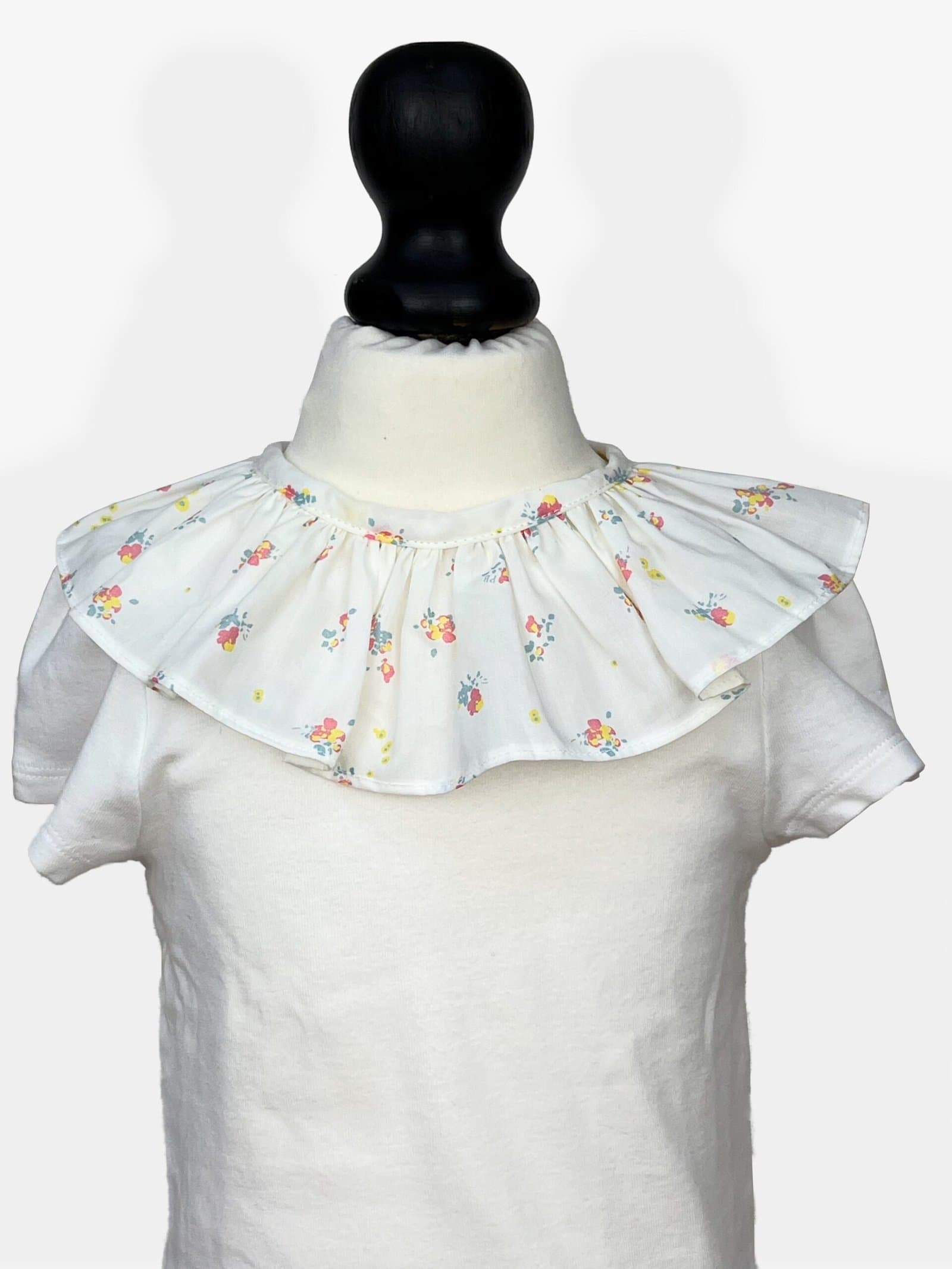 Capucine fleurettes – Col amovible enfant coton floral pastel, coupe volantée – By Mésange fait main France