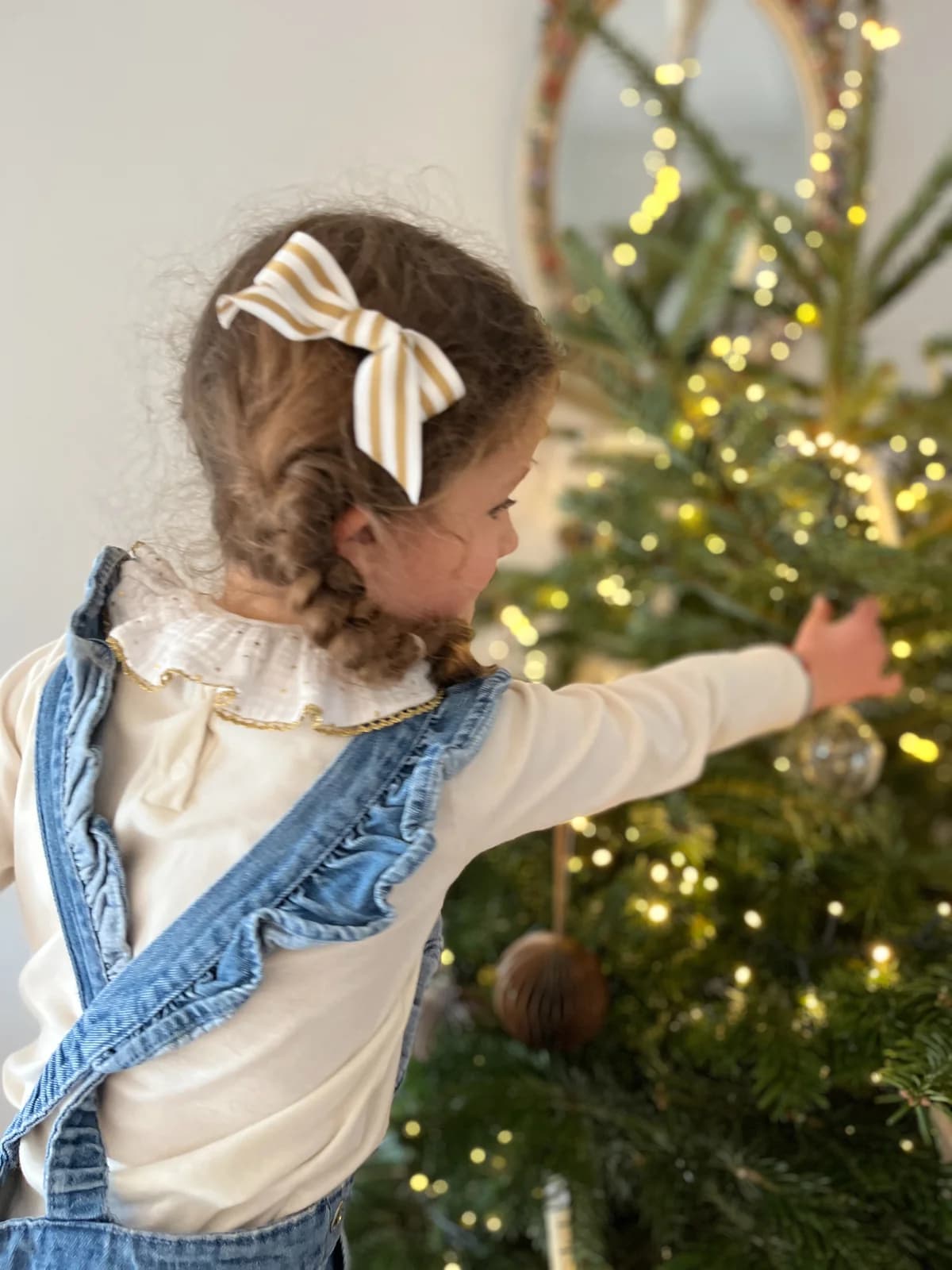 Blouse dorée, sapin de Noël Petite fille décorant le sapin de Noël, blouse blanche fil doré et salopette en jean By Mésange