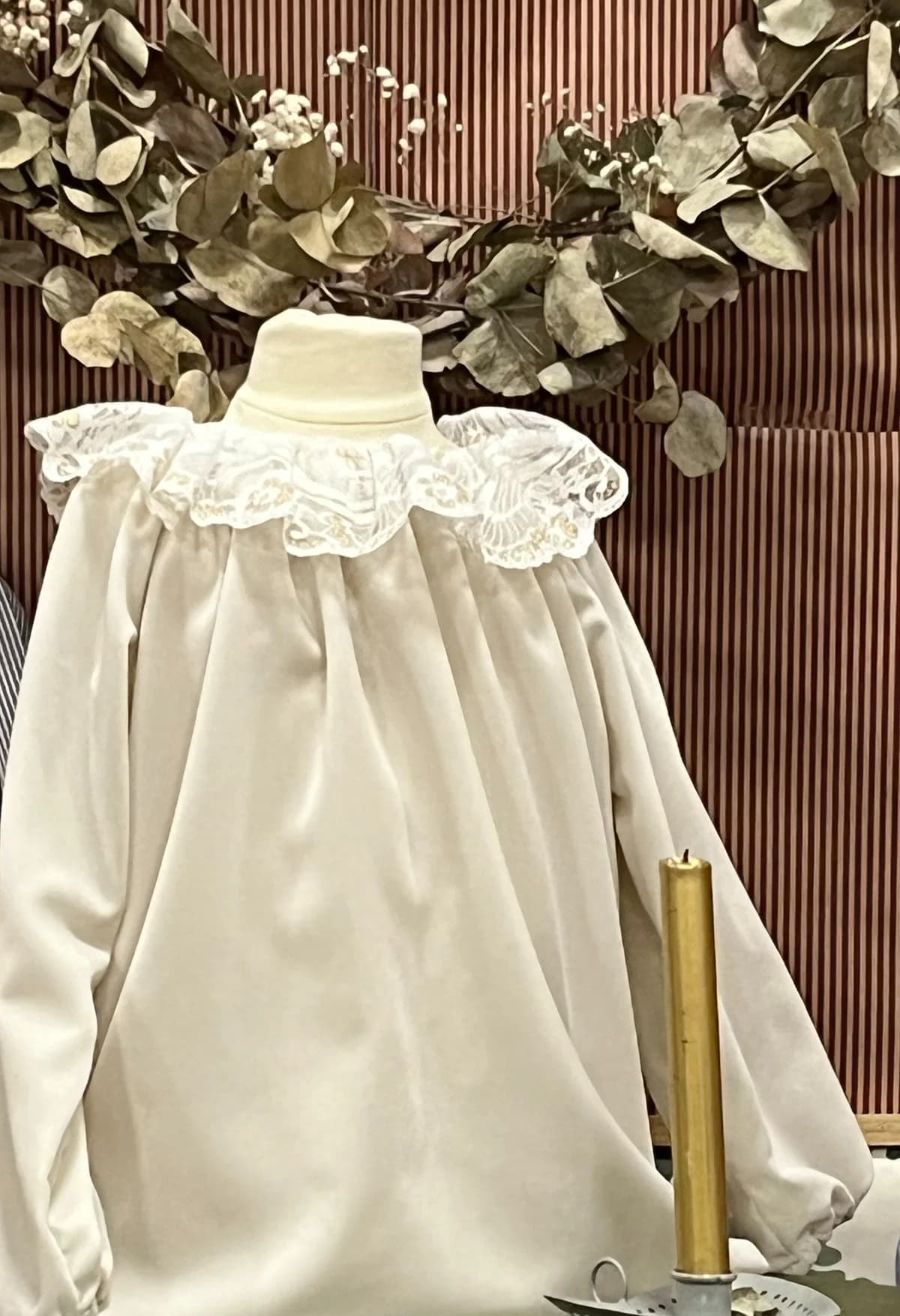 Blouse ivoire col dentelle Blouse ivoire à col en dentelle blanche sur mannequin — création artisanale By Mésange