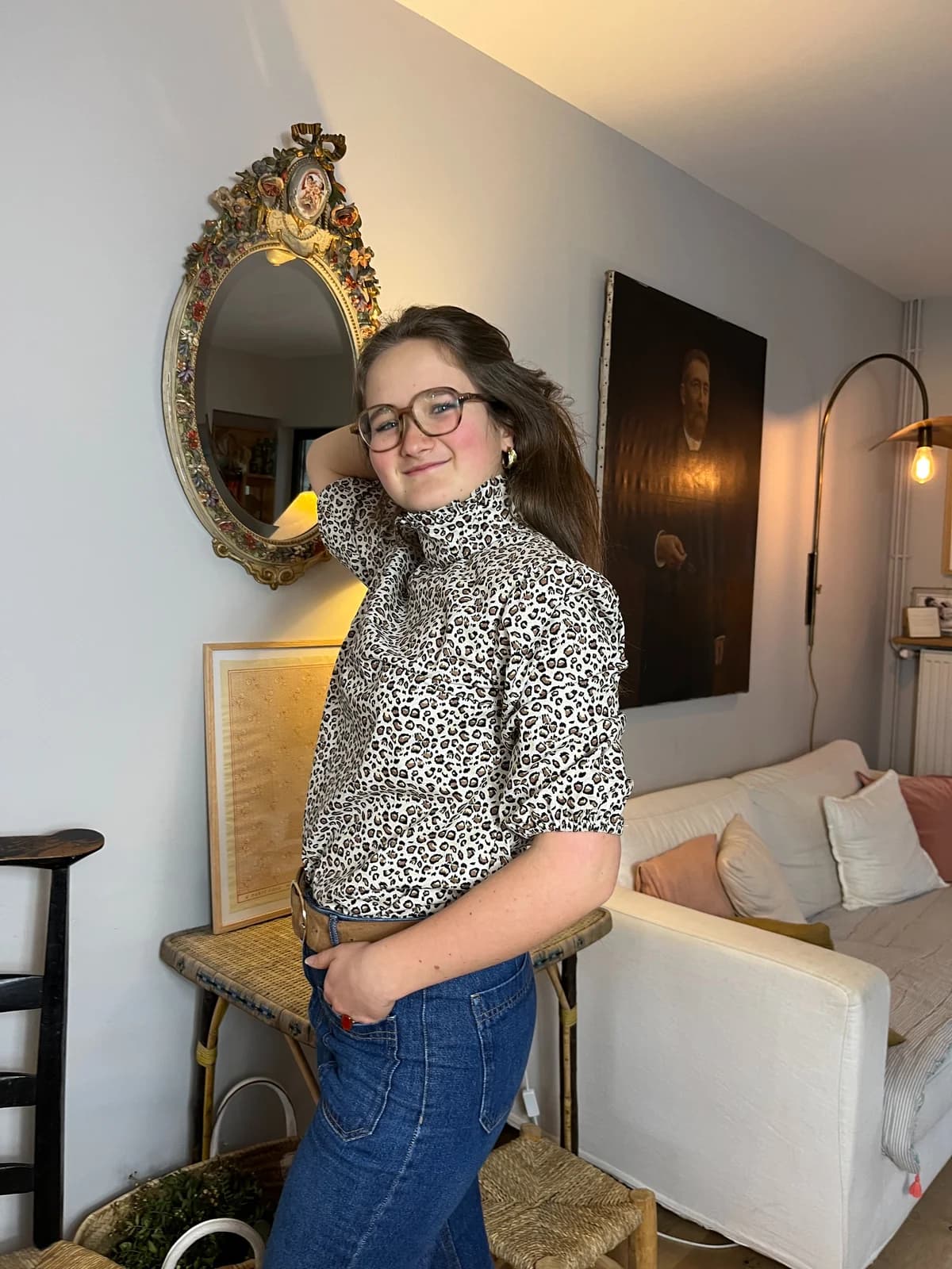 Blouse léopard col cheminée Jeune femme souriante en blouse léopard col cheminée, décor intérieur rétro — By Mésange