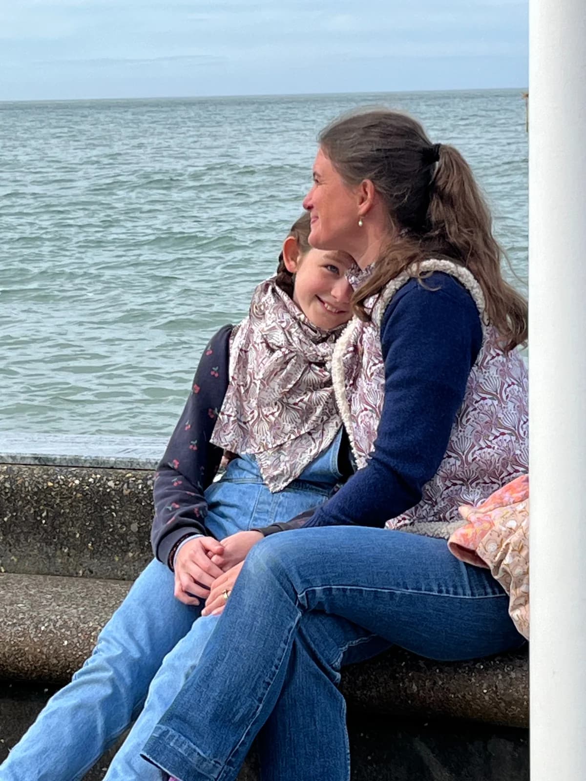 Blouse paon, écharpe, bord de mer Stéphanie et sa fille de profil au bord de mer, blouse paon et écharpe fleurie — By Mésange