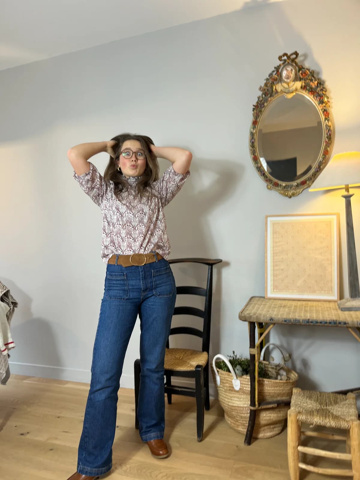 Blouse paon mauve, espiègle Femme espiègle en blouse à motifs paon mauve col cheminée et jean — By Mésange