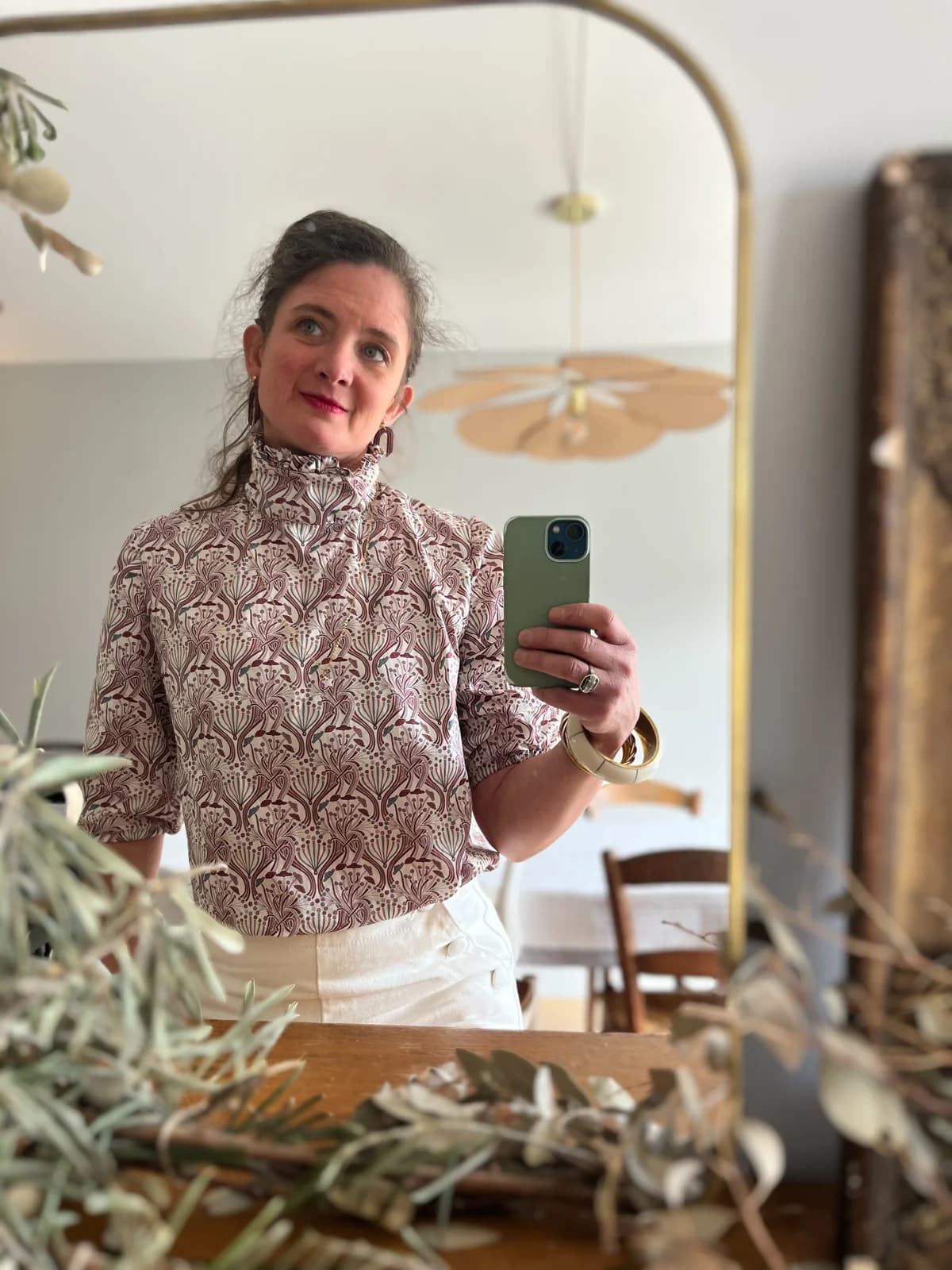 Blouse paon rose, selfie miroir Stéphanie selfie miroir en blouse à motifs fleurs de paon rose et mauve, col cheminée — By Mésange
