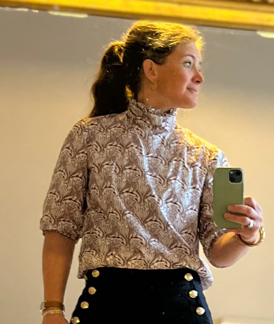 Blouse paon taupe, selfie Selfie miroir — blouse col cheminée motifs paon taupe avec pantalon marine boutons dorés — By Mésange