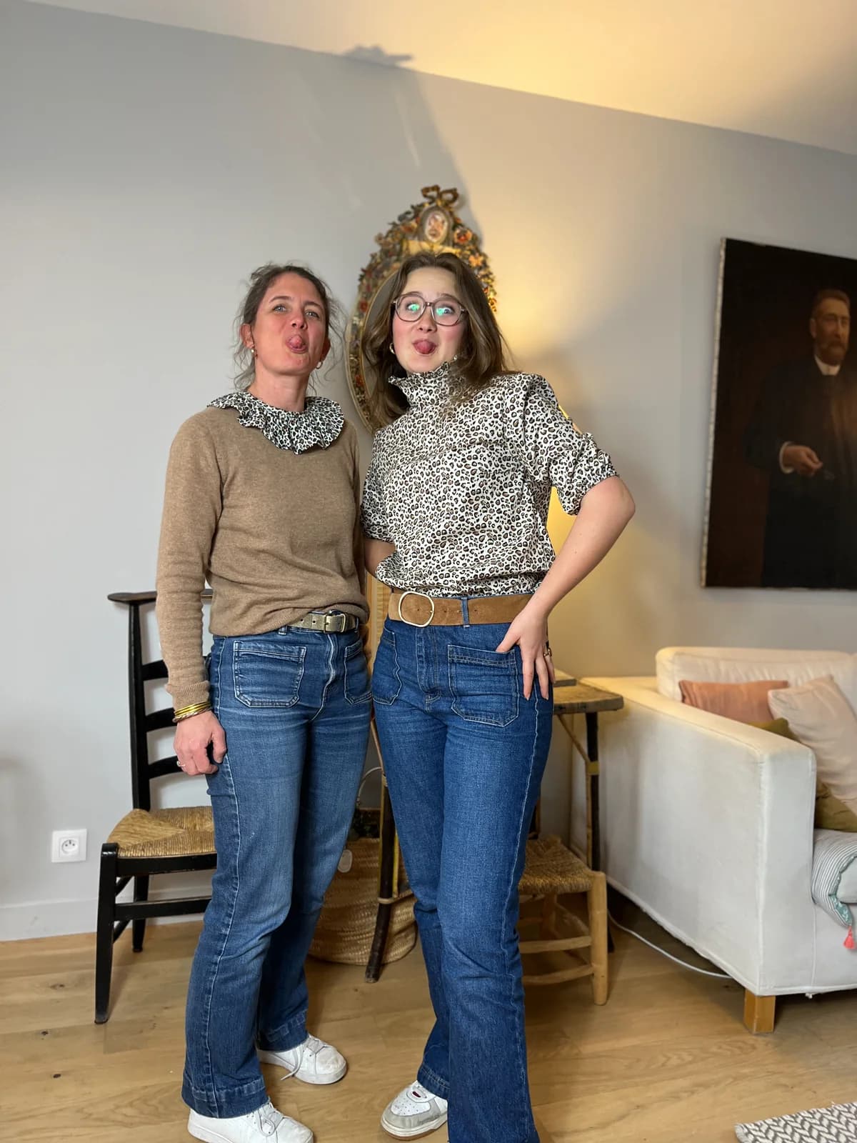Col liberty et blouse léopard Deux femmes complices, col fleuri liberty et blouse léopard col cheminée — By Mésange