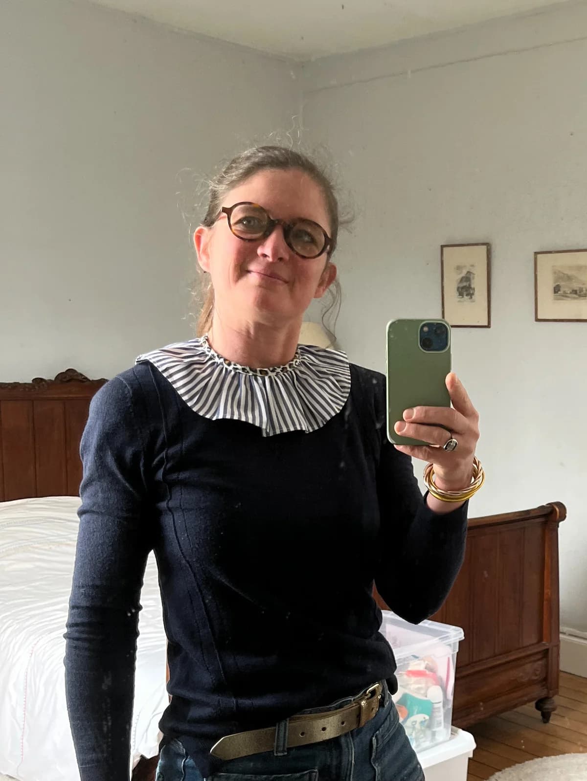 Col plissé rayé marine Stéphanie selfie miroir avec col claudine plissé rayé marine porté sur pull bleu marine — By Mésange