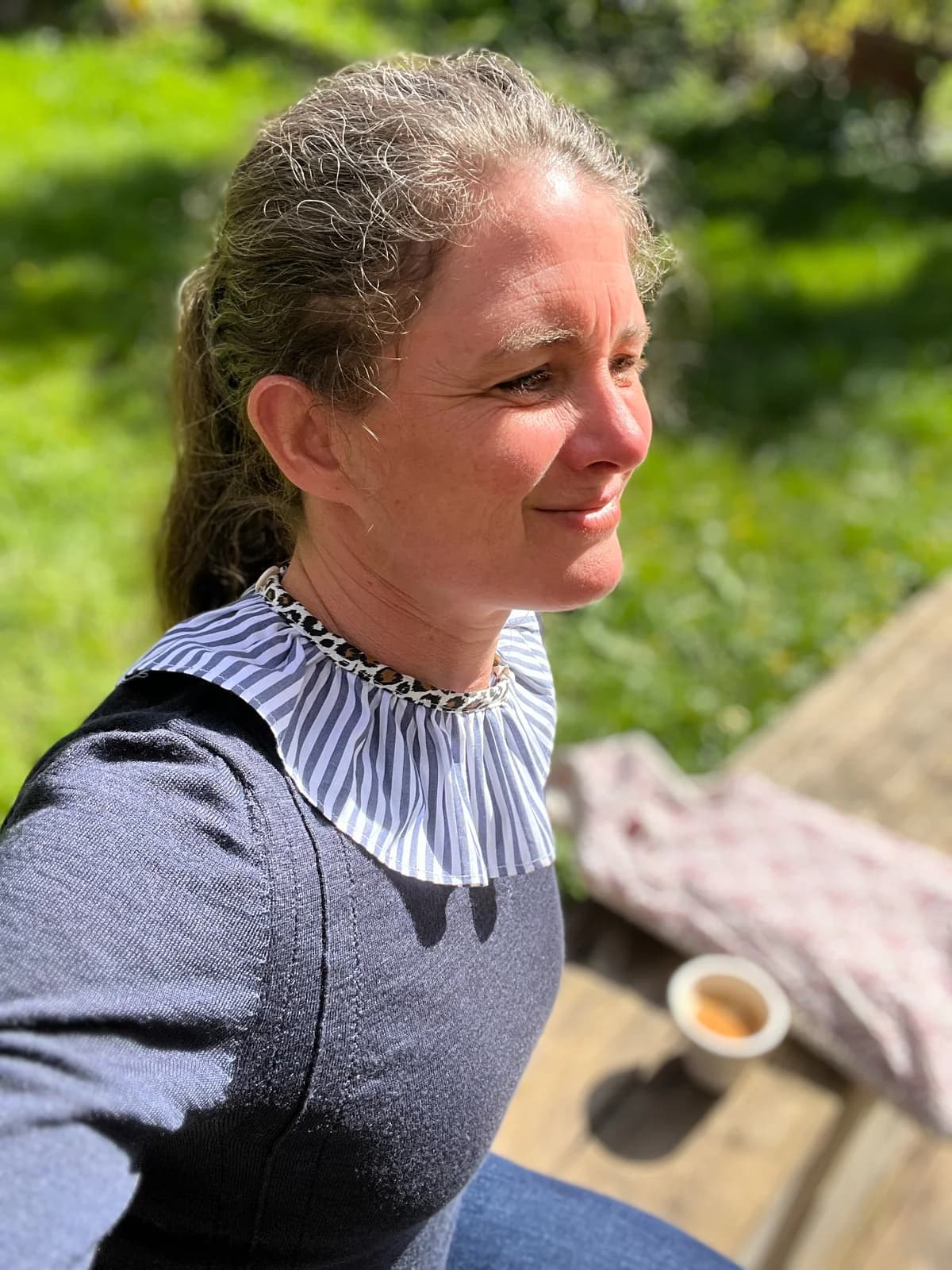 Col rayé au jardin Femme au jardin portant un col claudine rayé bleu et blanc — By Mésange