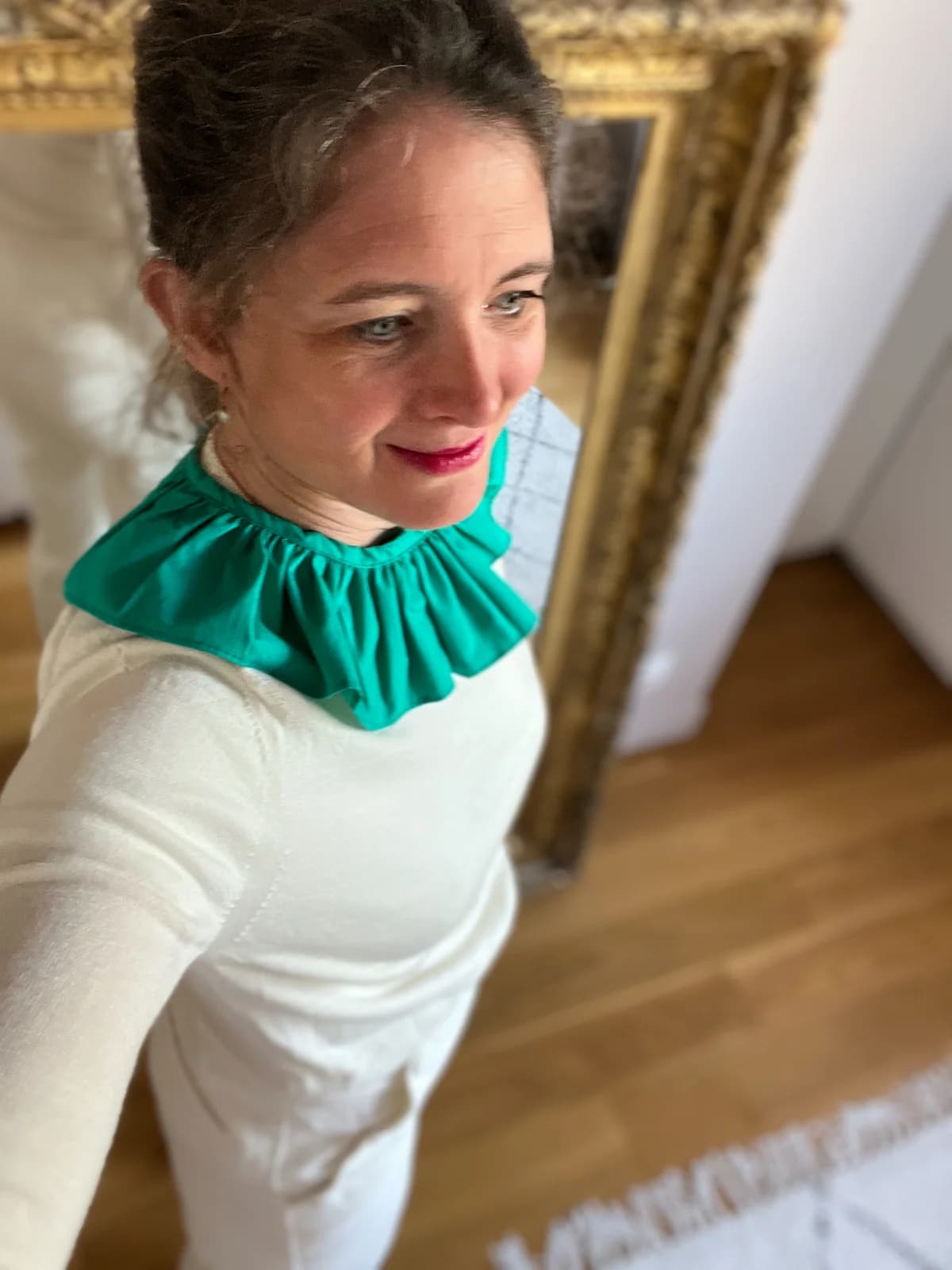 Col vert émeraude bouffant Femme portant un col claudine vert émeraude bouffant sur tenue blanche — By Mésange