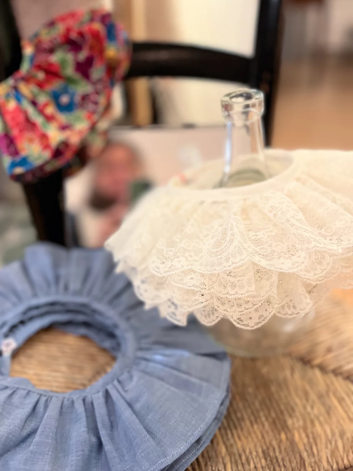 Cols claudine artisanaux Cols claudine artisanaux By Mésange — chambray bleu, dentelle ivoire et froufrous fleuris