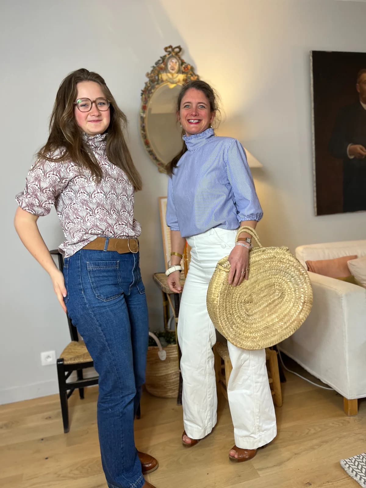 Deux élégantes, cabas osier Deux femmes élégantes, blouse paon mauve et blouse rayée bleue avec cabas en osier — By Mésange