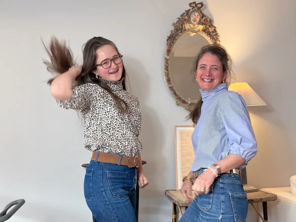 Duo joyeux, blouses cheminée Duo mère-fille dansant joyeusement en blouses col cheminée léopard et rayée bleue — By Mésange