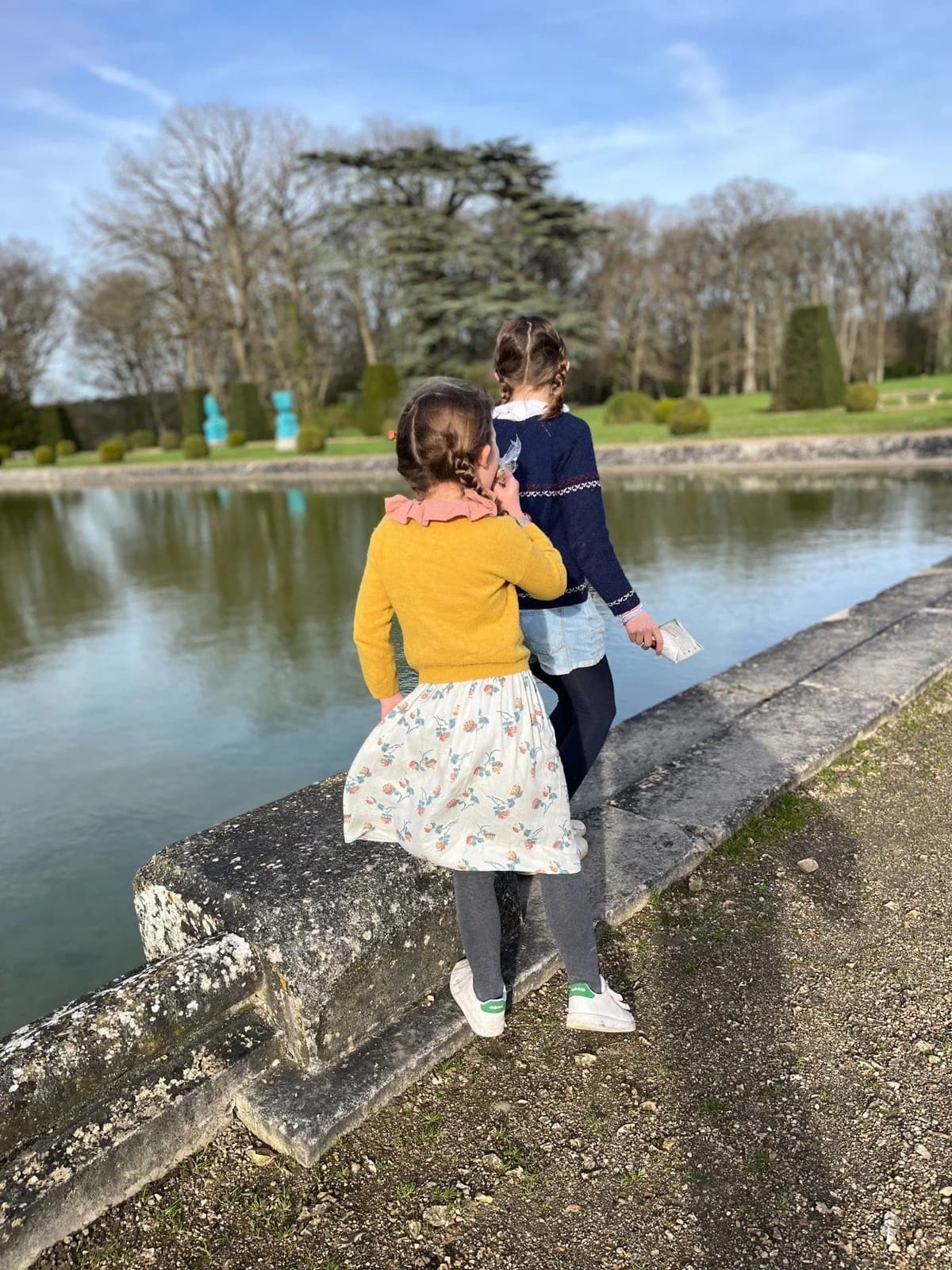 Filles à Versailles Deux fillettes en vêtements By Mésange au bord d'un bassin du château de Versailles