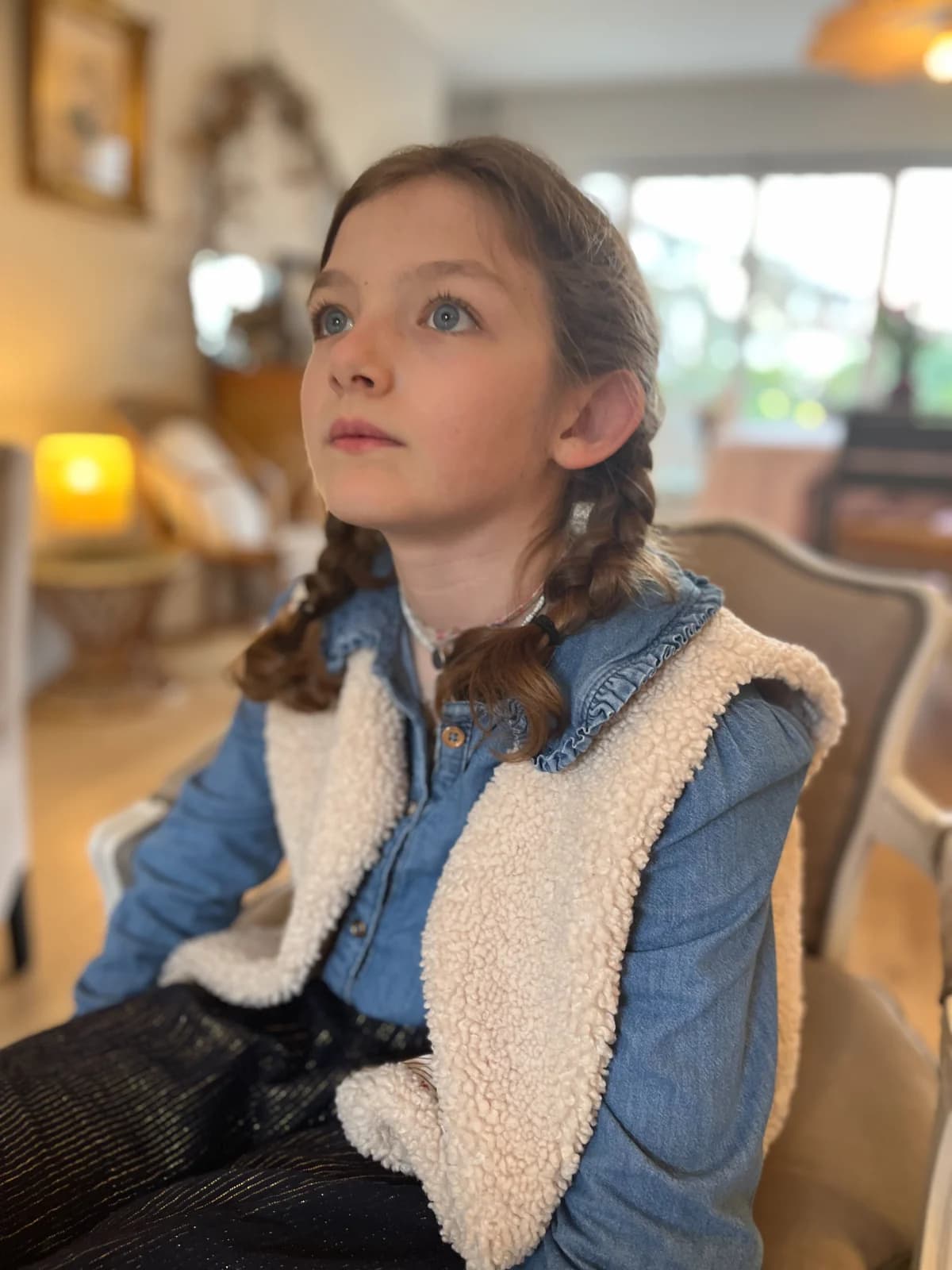 Fillette au fauteuil, gilet berger Fillette assise dans un fauteuil, blouse en jean et gilet berger, tresses — By Mésange