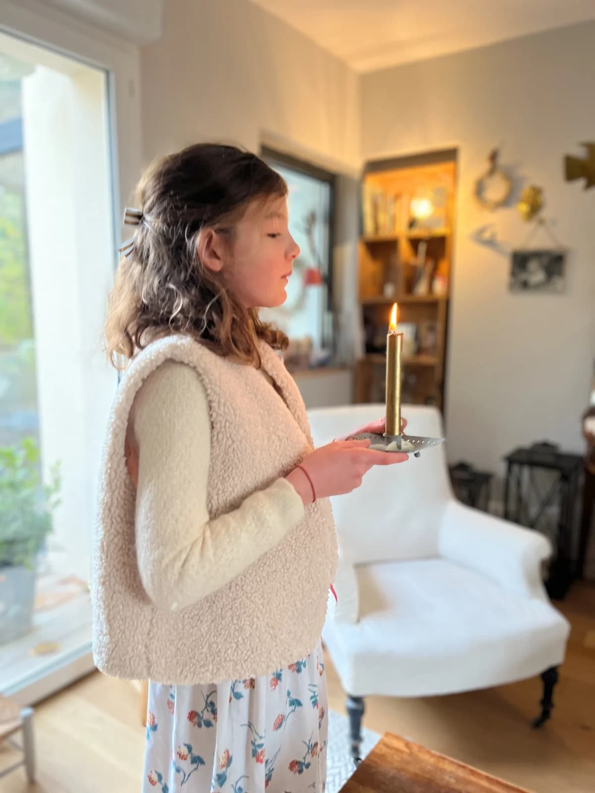 Gilet berger ivoire, bougie Fillette en gilet berger ivoire tenant une bougie, jupe fleurie — By Mésange