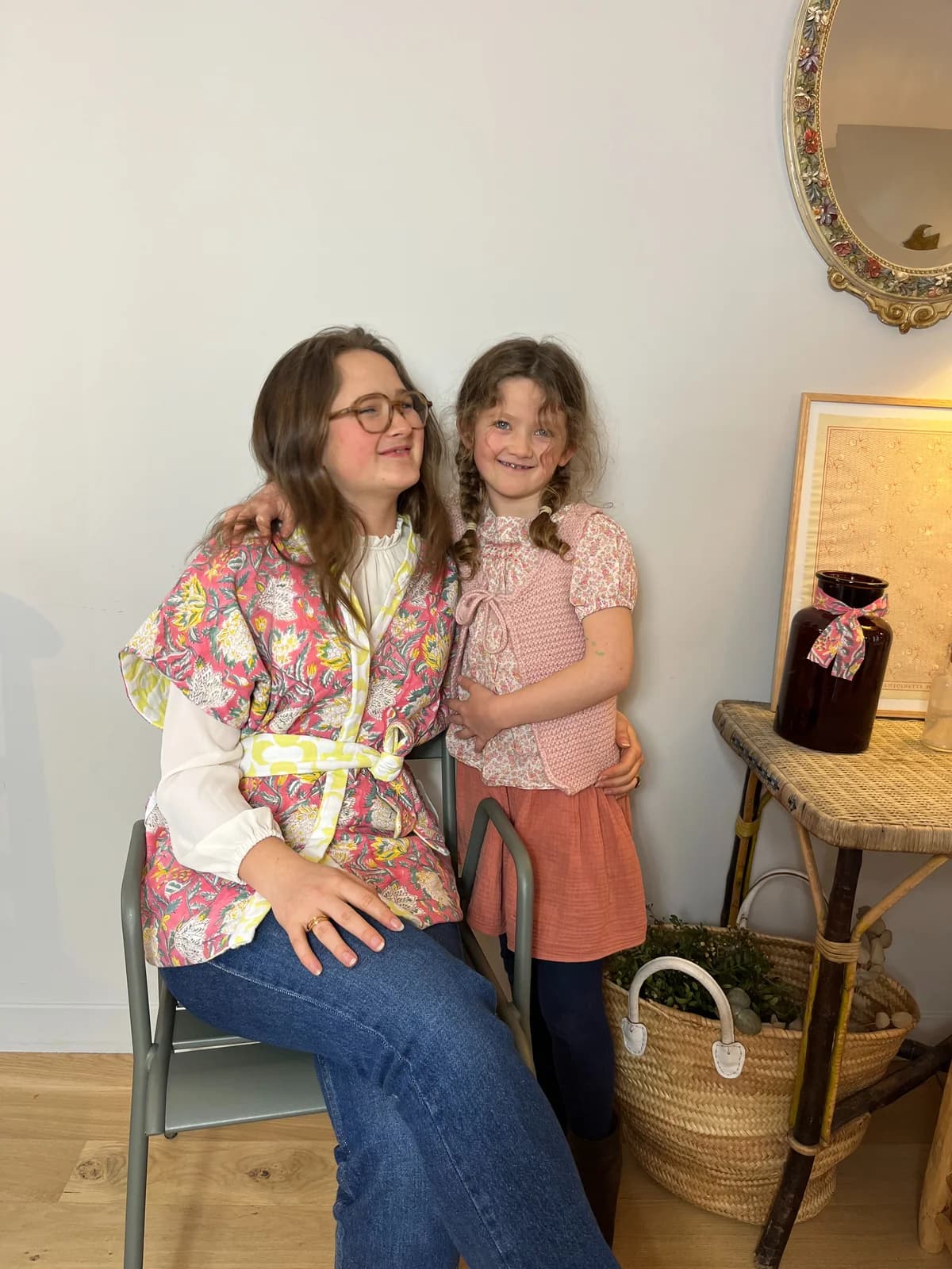Kimono fleuri et blouse rose Grande sœur et petite sœur — veste kimono fleurie colorée et blouse rose smockée — By Mésange