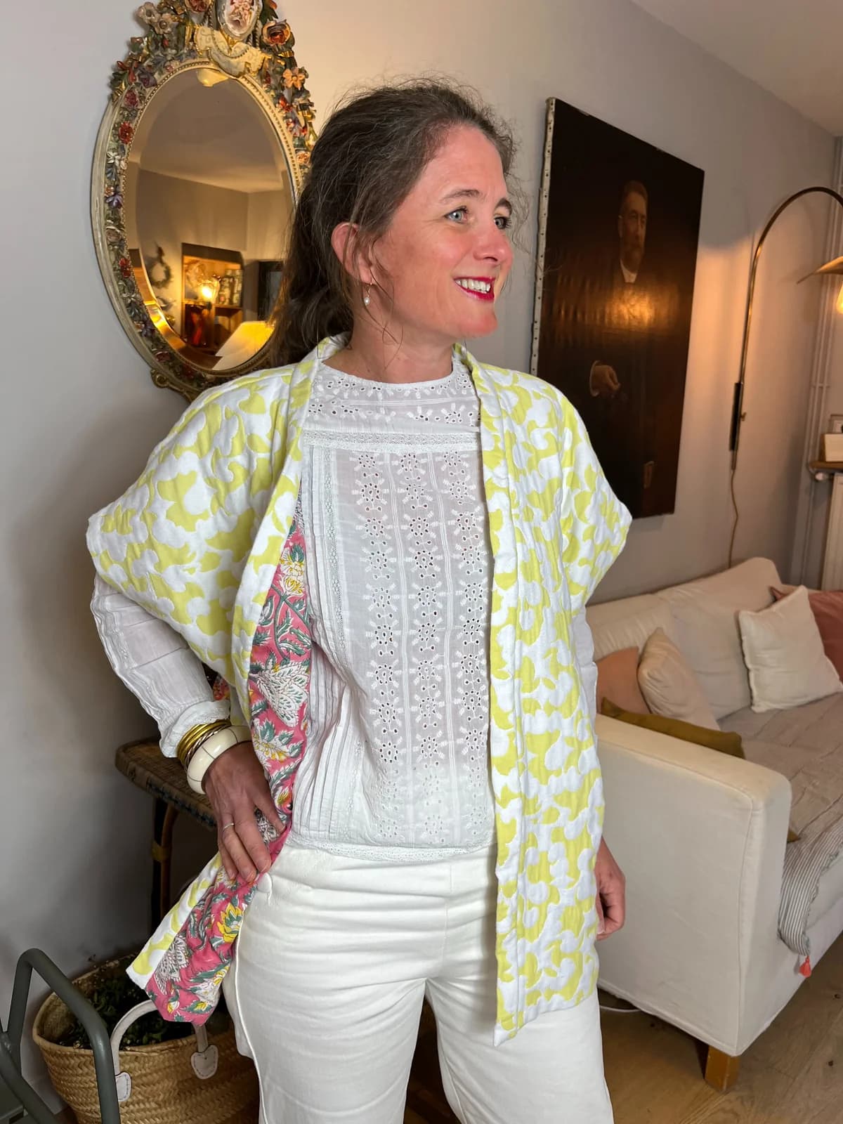 Kimono réversible jaune Femme portant un kimono réversible jaune fleuri sur blouse blanche brodée — By Mésange