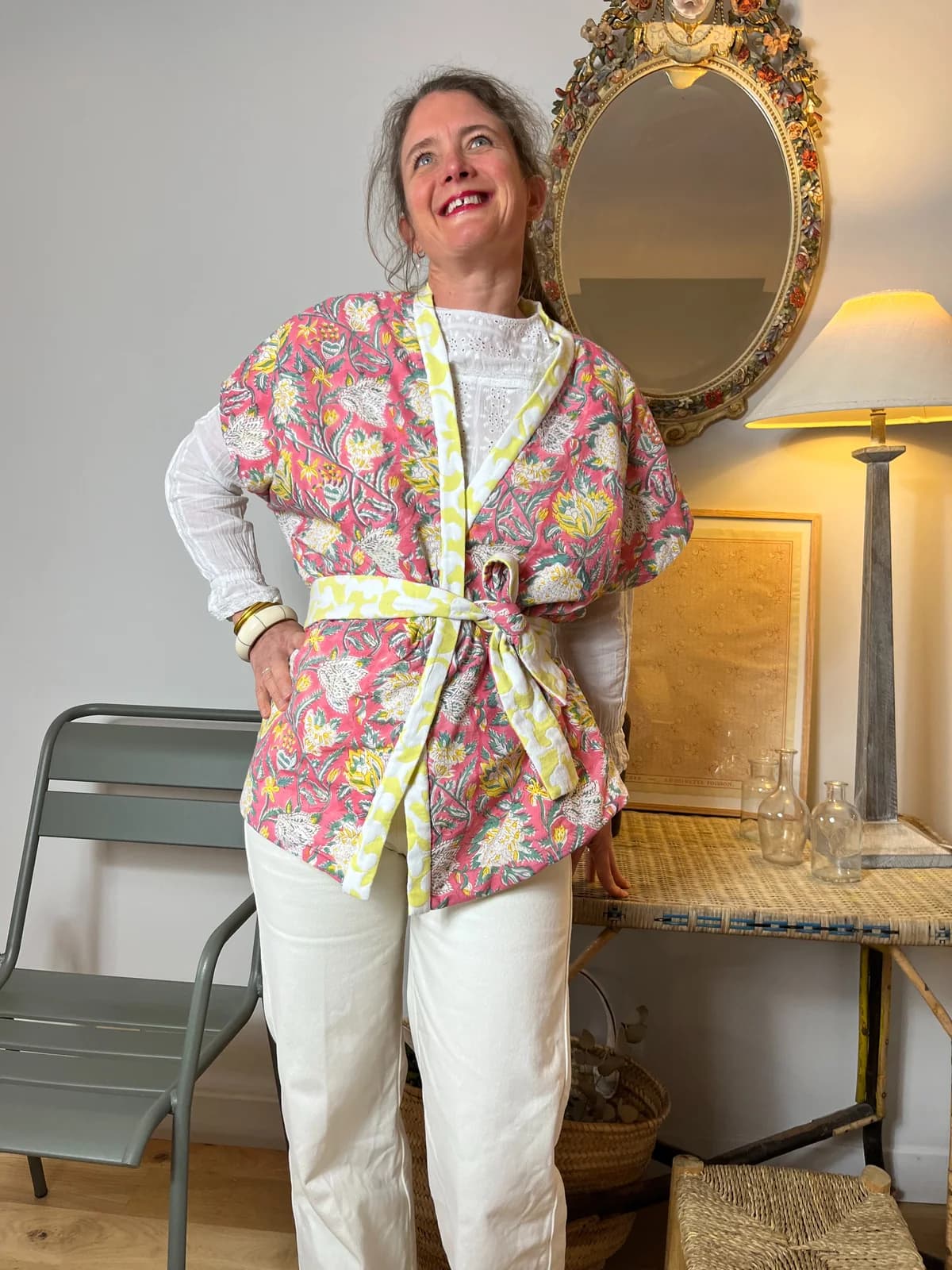 Kimono réversible rose fleuri Femme souriante en kimono réversible rose fleuri noué à la ceinture — By Mésange