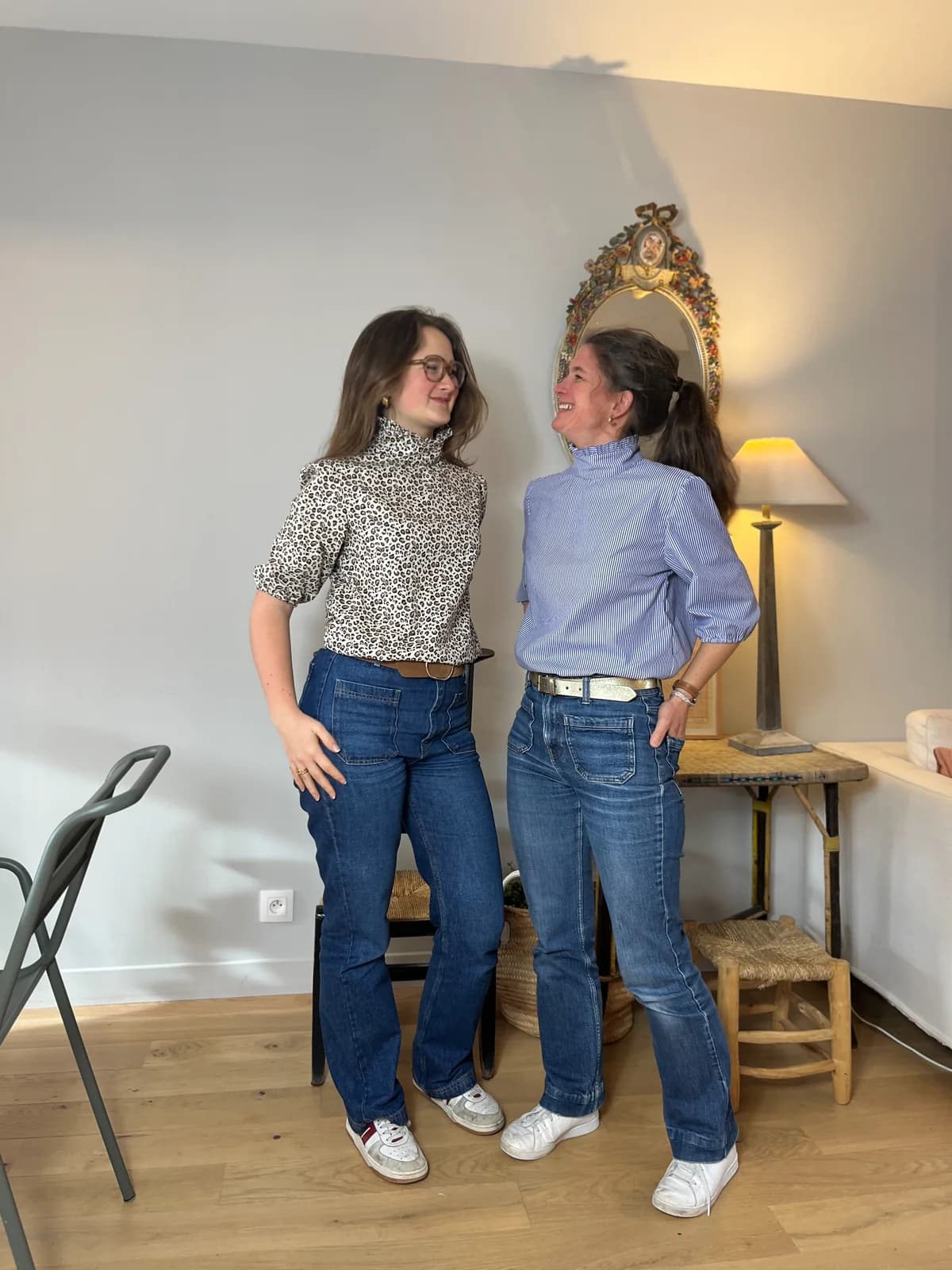 Léopard et rayures bleues Deux femmes côte à côte, blouse léopard et blouse rayée bleue col cheminée — By Mésange