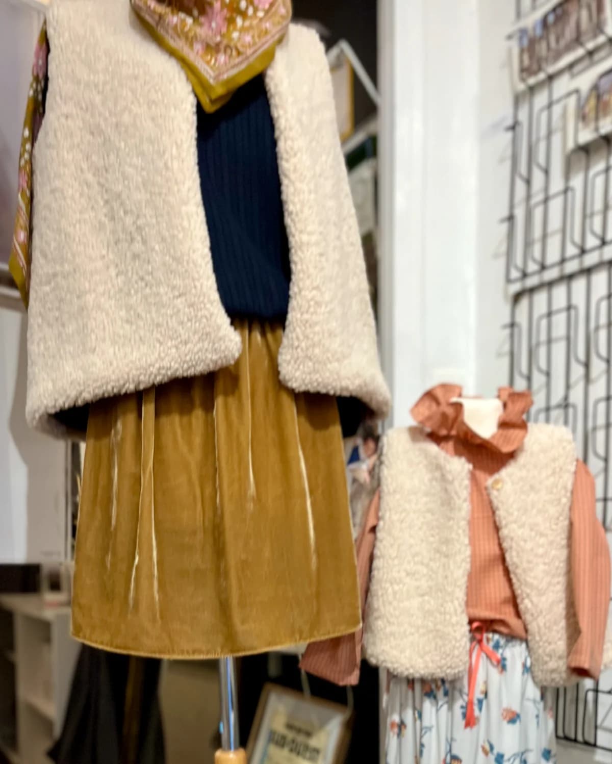 Mannequins, gilets berger Duo mannequin adulte et enfant en gilets berger — jupe velours caramel et robe fleurie By Mésange