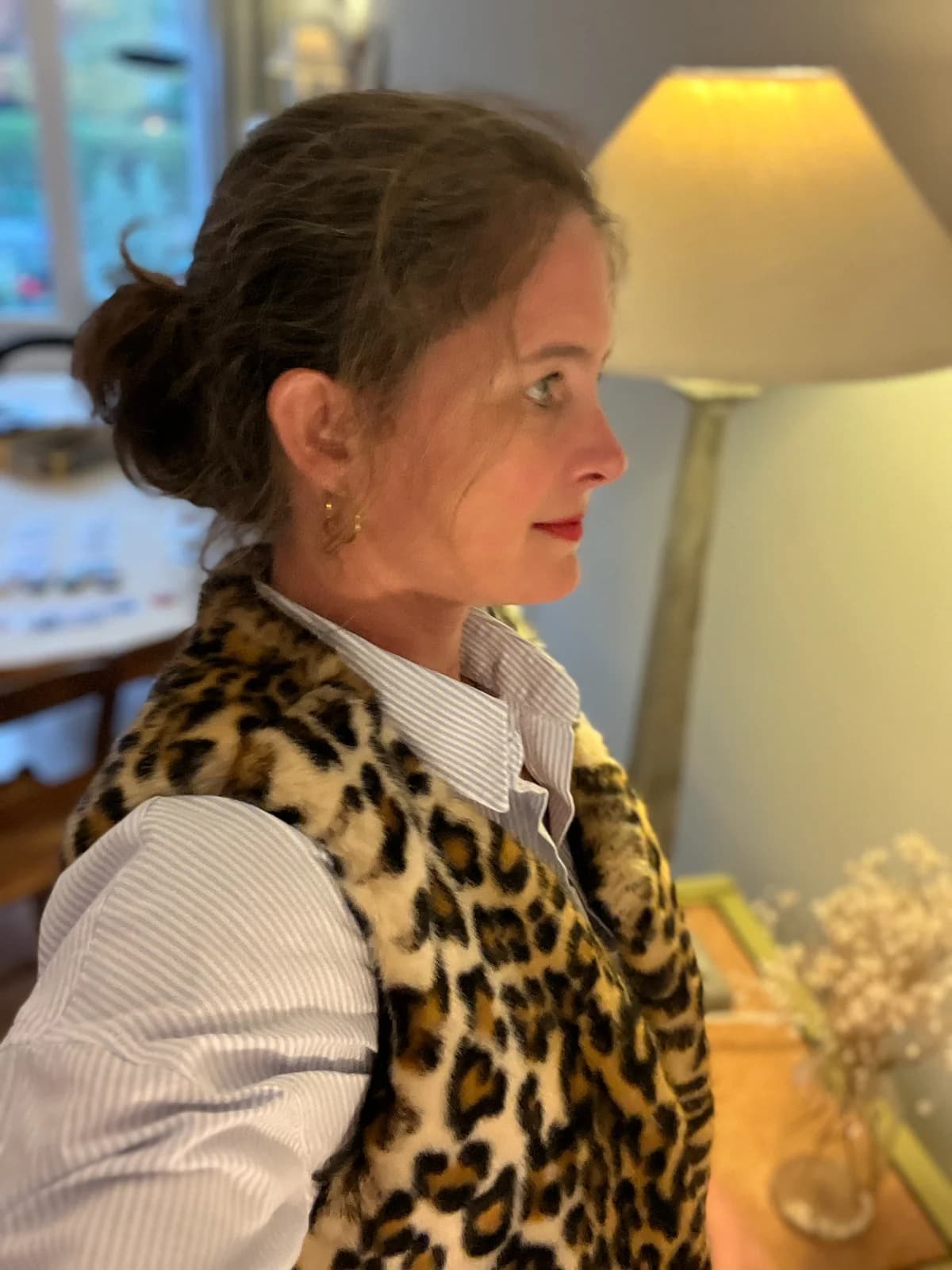 Manteau léopard et blouse rayée Femme de profil portant un manteau léopard et une blouse rayée — style rétro-chic By Mésange