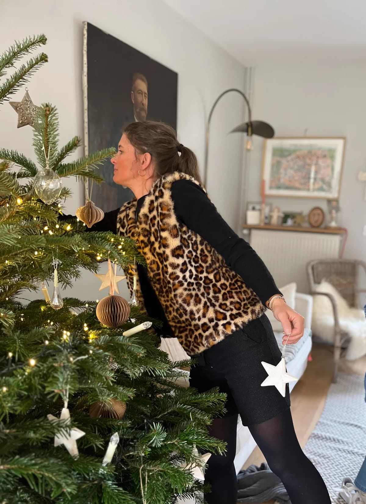 Manteau léopard, sapin de Noël Femme en manteau léopard fait main By Mésange décorant le sapin de Noël