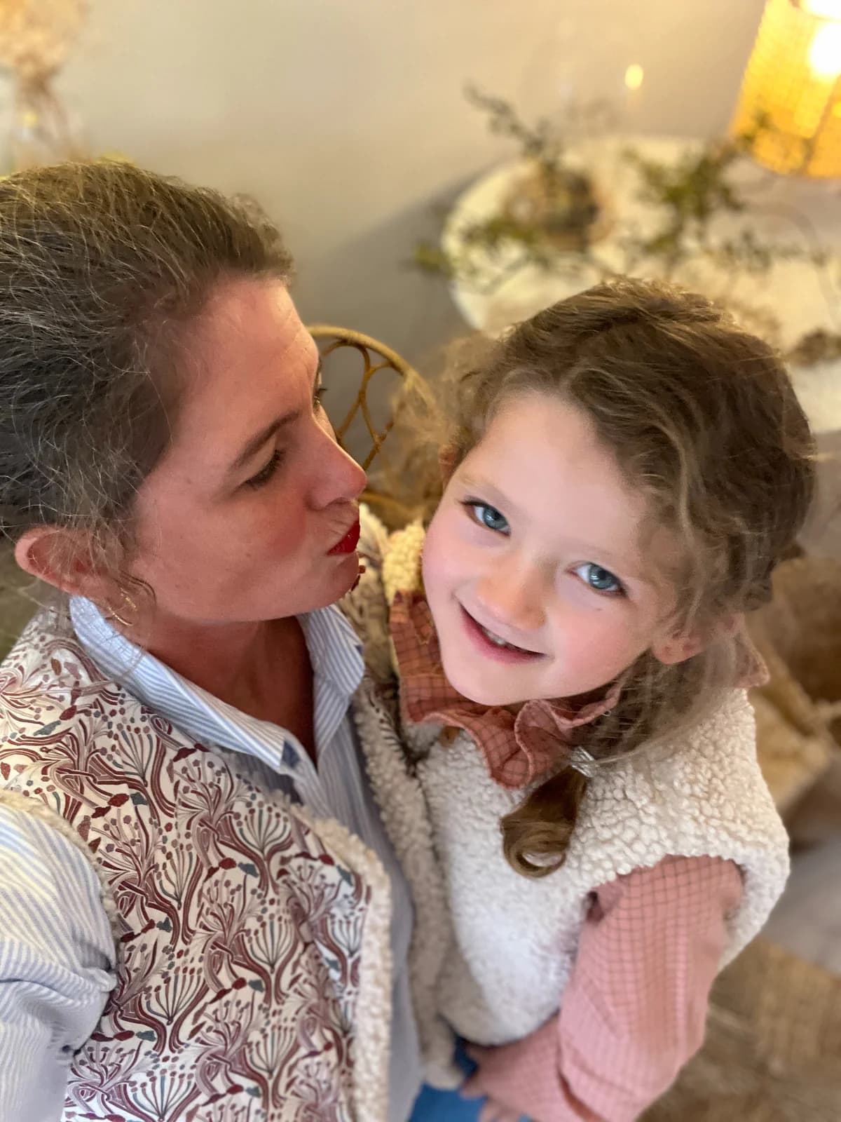 Mère et fille, blouse fleurie Stéphanie créatrice By Mésange avec sa fille, portant une blouse fleurie fait main