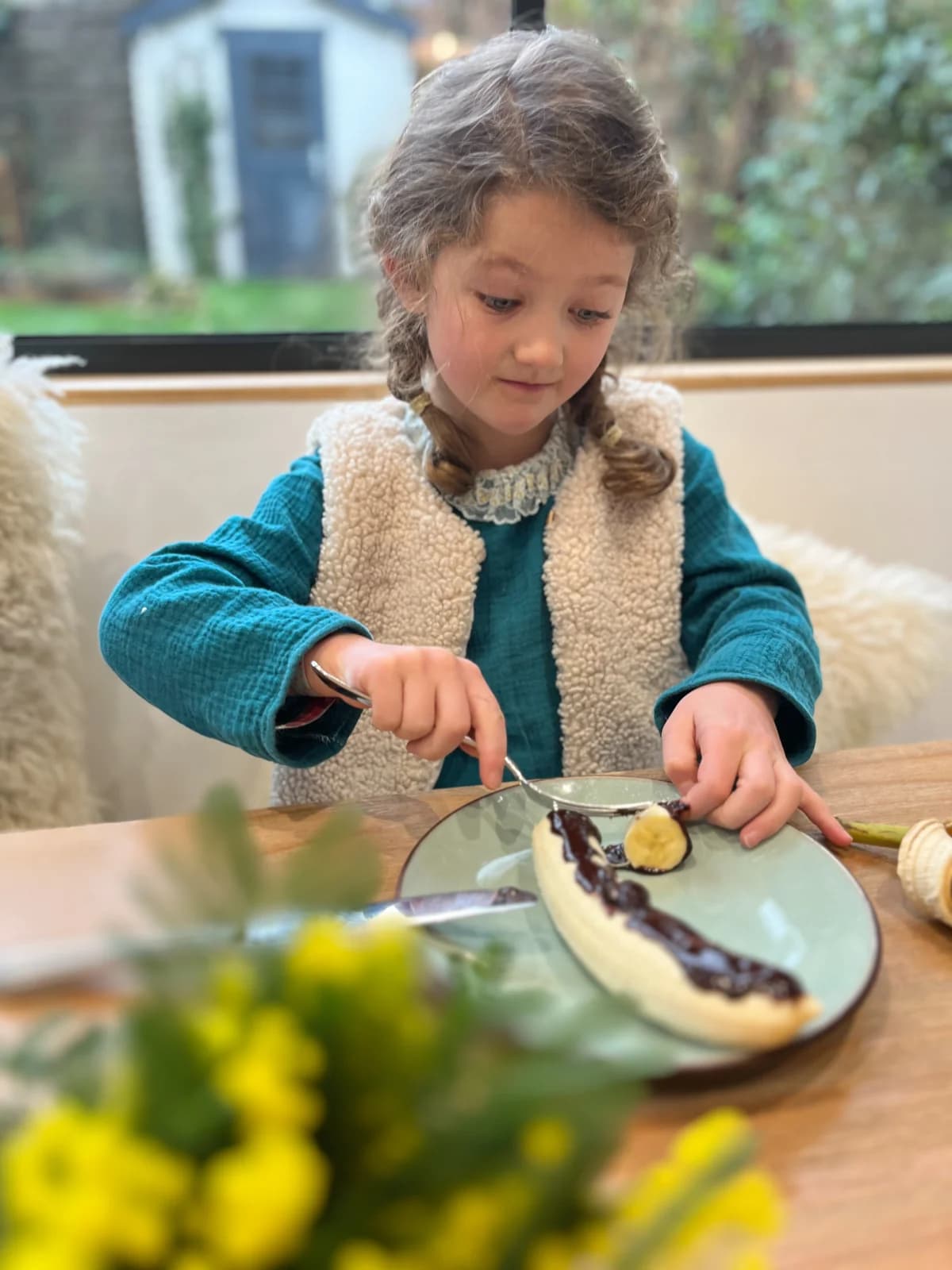 Robe gaze et gilet berger Fillette en robe gaze de coton bleu canard et gilet berger, au petit-déjeuner — By Mésange