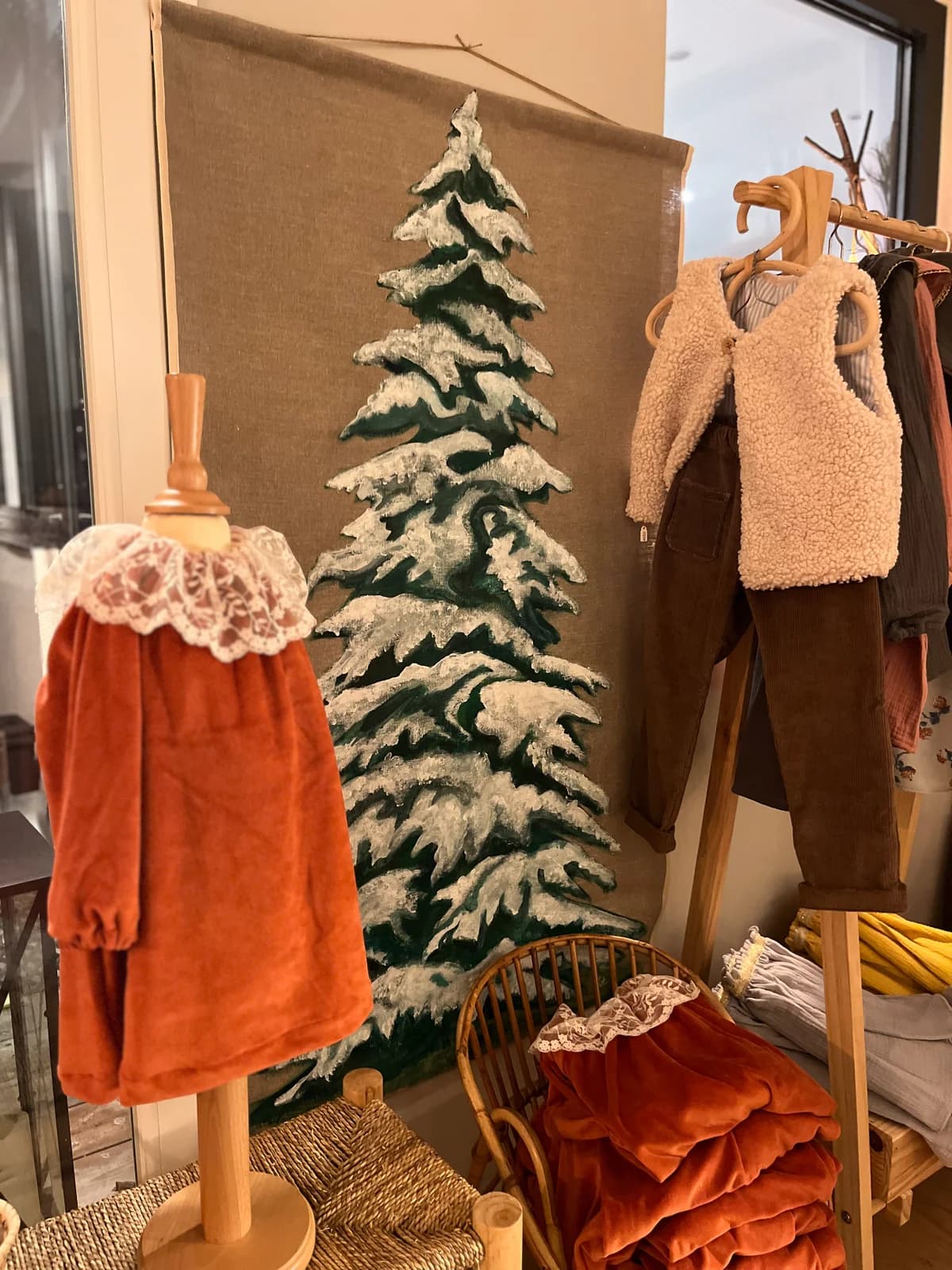 Robe velours orange enfant Robe enfant en velours orange avec col en dentelle, présentée en atelier By Mésange