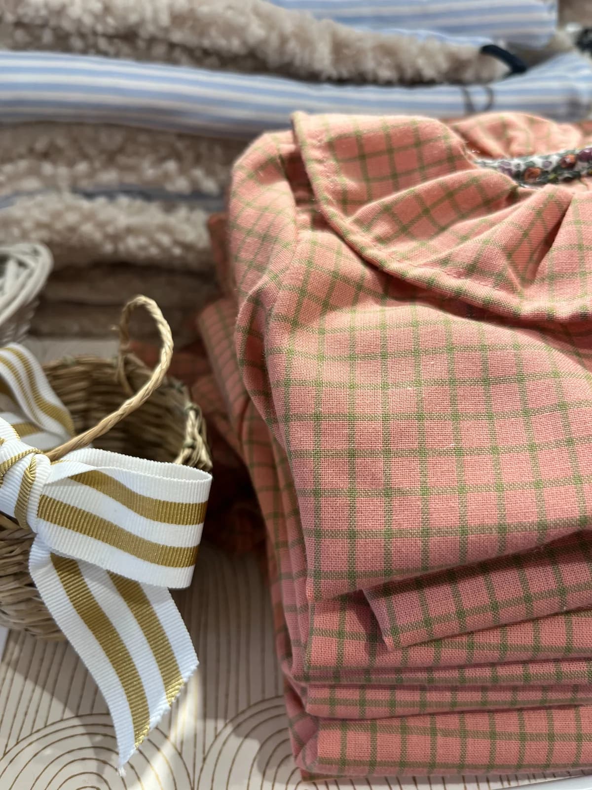 Tissu carreaux rose et vert Tissu carreaux rose et vert soigneusement plié avec nœud rayé — détail couture By Mésange