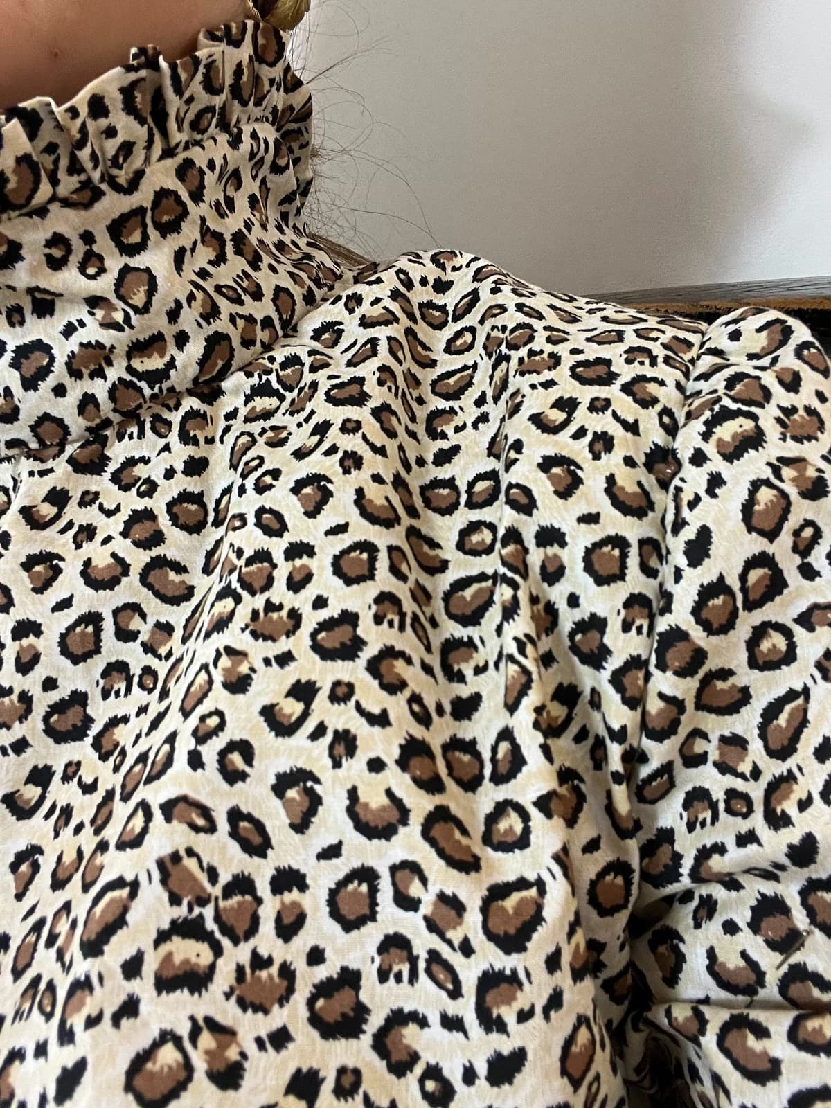 Tissu léopard beige et noir Gros plan tissu léopard beige et noir — matière de la blouse artisanale By Mésange
