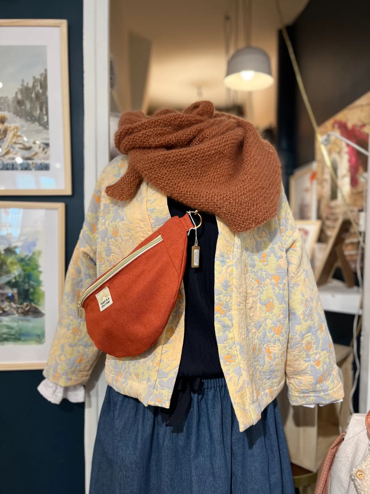 Veste fleurie, foulard rouille Mannequin en veste fleurie By Mésange avec foulard rouille et sac bandoulière terracotta