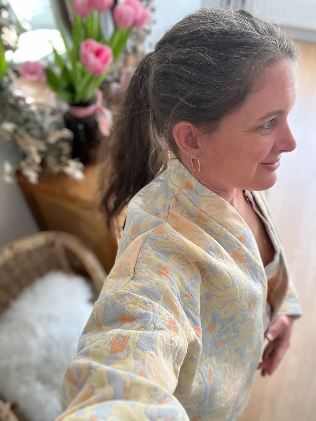 Veste jacquard fleurie Stéphanie de profil en veste jacquard fleurie pastel — création artisanale By Mésange