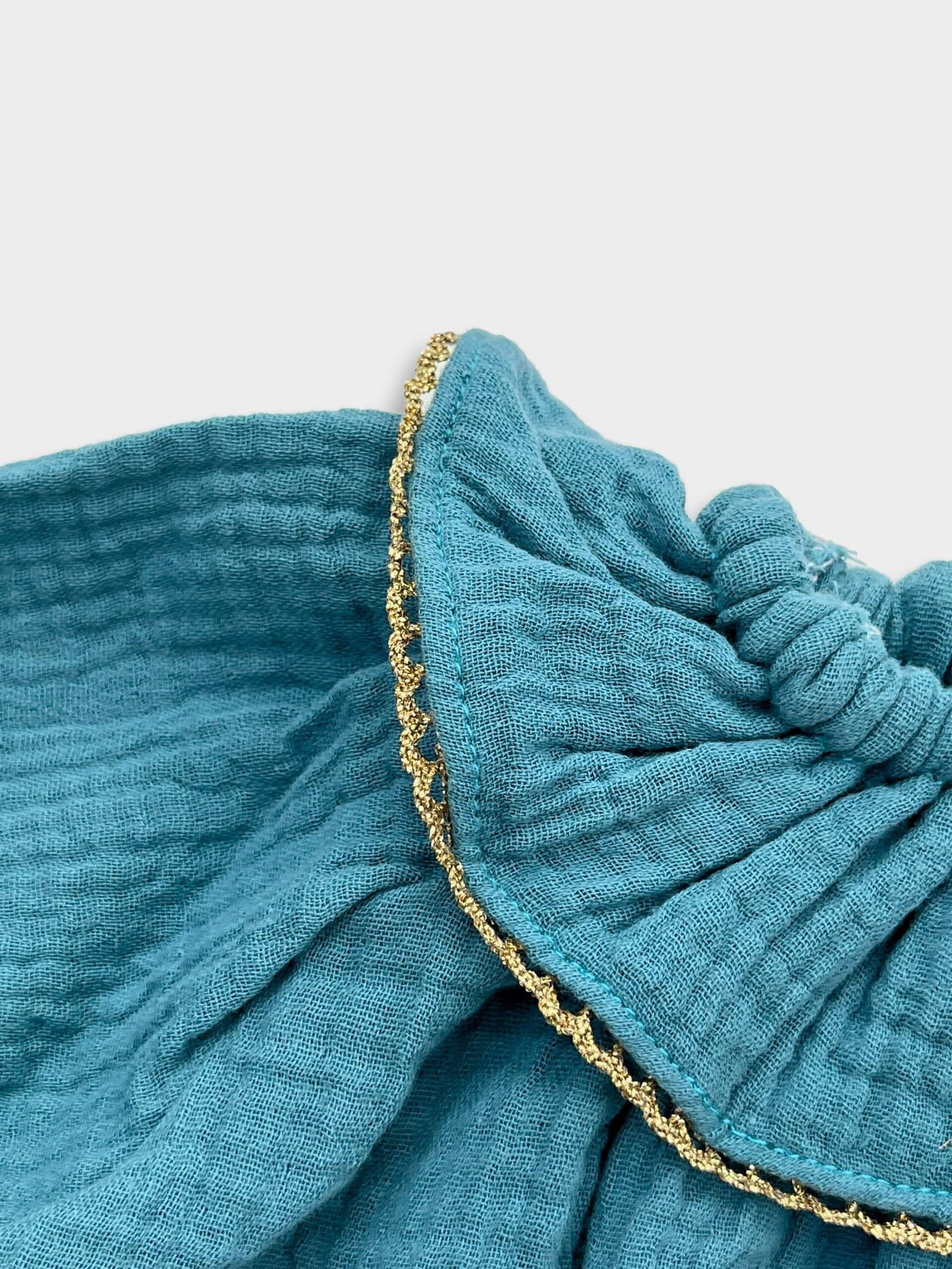 Augustine vert – robe enfant double gaze verte, collerette dentelle dorée – By Mésange fait main France