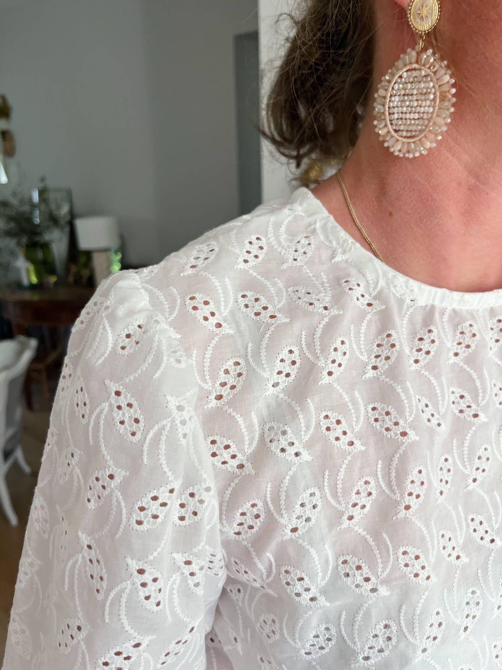 Alma – Blouse broderie anglaise blanc cassé, légèrement raccourcie – By Mésange fait main France